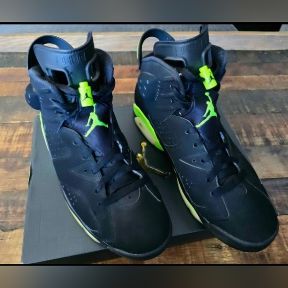 Jordan 6 Retro 'Electric Green' - Sz 9.5 - Picture 2 of 8